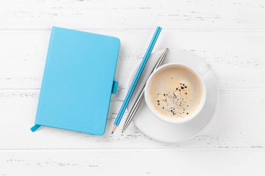 Kahve fincanı ve malzemeleri ile ofis masası