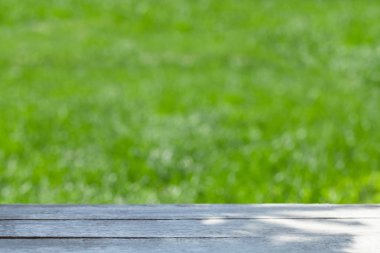 Boş tahta masa üzerinde bokeh doğal arka plan