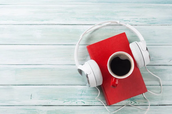 Concetto audiolibro. Cuffie, caffè e libro — Foto Stock