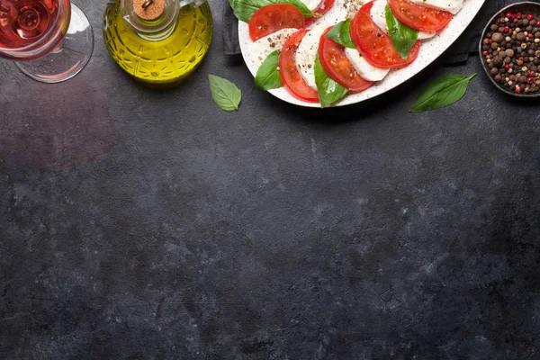Lezzetli İtalyan caprese salata ve şarap bardağı — Stok fotoğraf