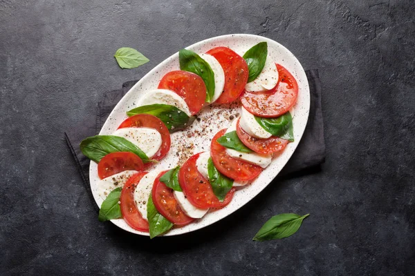 Delicious italian caprese salad — Stock Photo, Image