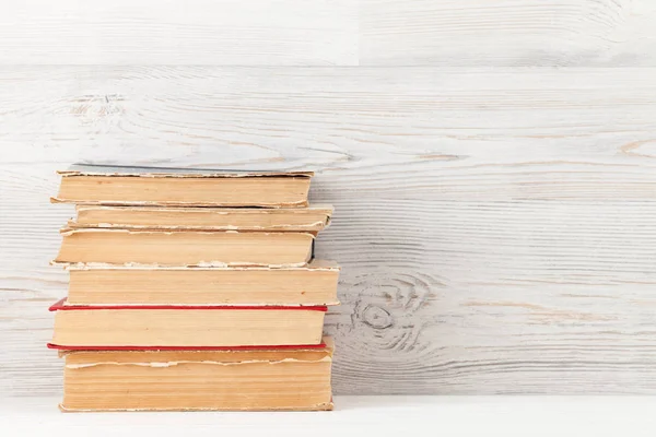 Thuiskantoor werkplek met stapel oude boeken — Stockfoto