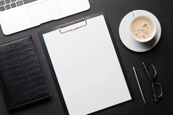 Mesa de oficina con papel en blanco —  Fotos de Stock