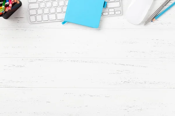 Mesa de escritório com suprimentos e computador — Fotografia de Stock