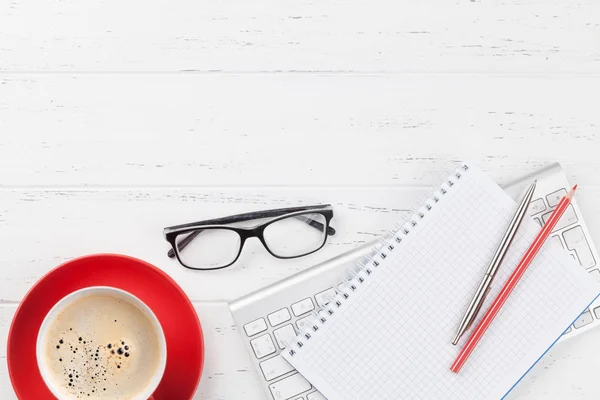 Kantoorwerk plek met koffie, benodigdheden en computer — Stockfoto