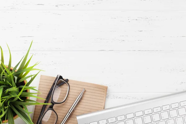 Escritório de trabalho com suprimentos e computador — Fotografia de Stock