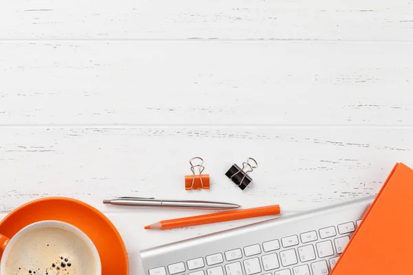 Lavoro d'ufficio con caffè, forniture e computer — Foto Stock