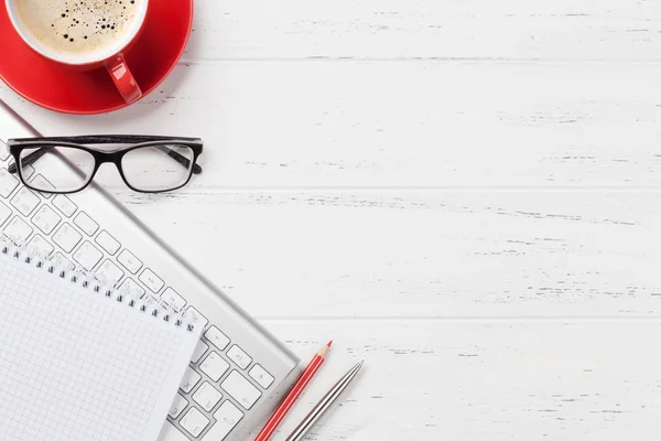 Office werkplek tafel met koffie, benodigdheden en computer — Stockfoto