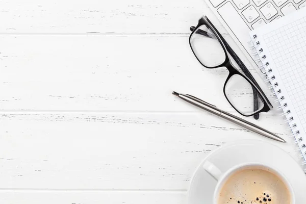 Kantoorwerk plek met koffie, benodigdheden en computer — Stockfoto