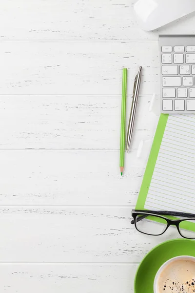 Kantoorwerk plek met koffie, benodigdheden en computer — Stockfoto