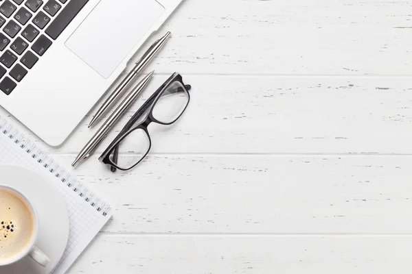 Office werkplek tafel met koffie, benodigdheden en computer — Stockfoto