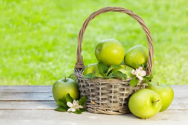 バスケットに新鮮な庭の緑のリンゴ — ストック写真