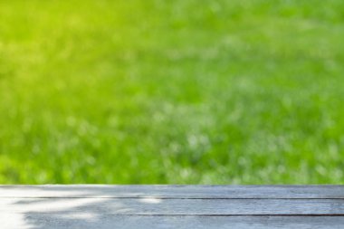 Boş tahta masa üzerinde bokeh doğal arka plan