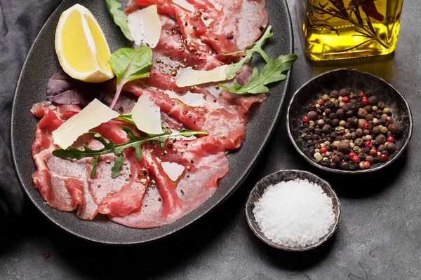 Carpaccio de carne de bovino marmoreada — Fotografia de Stock