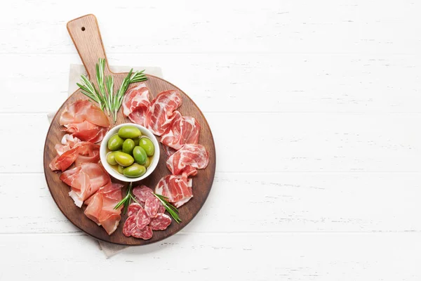 Jamón español, jamón crudo prosciutto, salami italiano — Foto de Stock