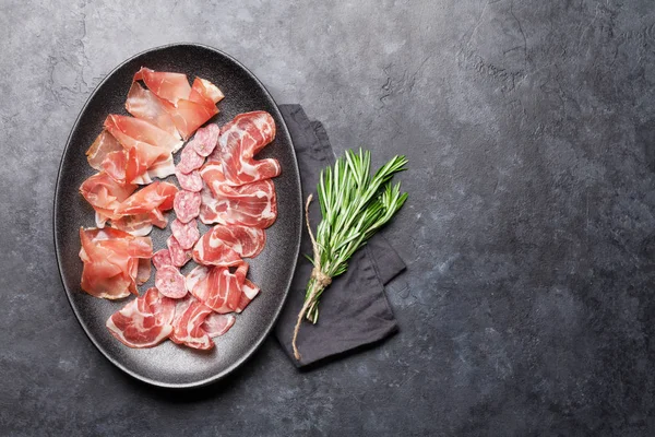 Іспанська Хамон, прошутто CRUDO Ham, італійські салямі — стокове фото