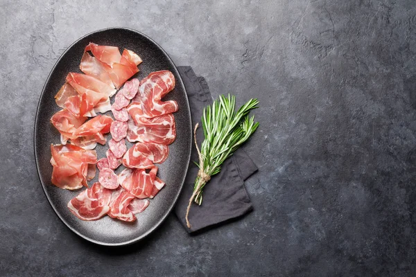 Spanyol Jamon, prosciutto Crudo sonka, olasz szalámi — Stock Fotó