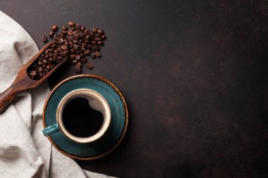 Eski mutfak masasında kahve fincanı