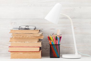 Eski kitap yığını ile Home ofis işyeri