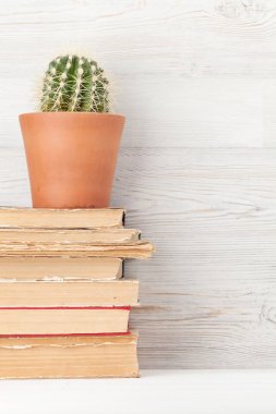 Eski kitap yığını ile Home ofis işyeri