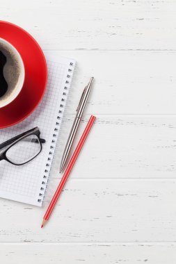 Kahve fincanı ve malzemeleri ile ofis masası