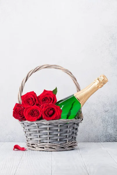 Ευχετήρια κάρτα του Αγίου Βαλεντίνου με τριαντάφυλλα και σαμπάνια — Φωτογραφία Αρχείου