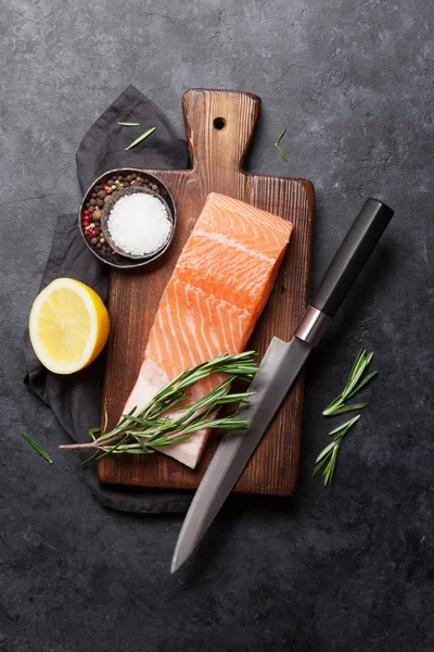Filete de salmón crudo e ingredientes — Foto de Stock