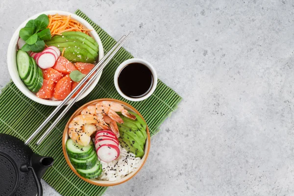 Boliche com salmão, camarões e legumes — Fotografia de Stock