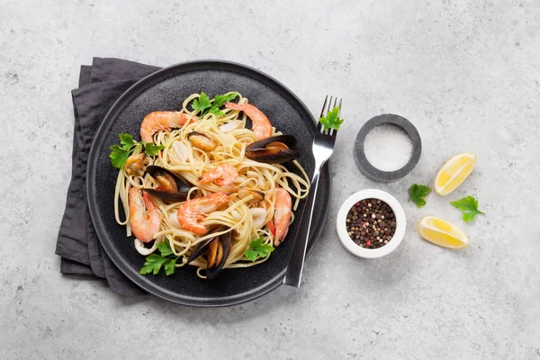 Spaghetti seafood pasta with clams and prawns — Stock Photo, Image