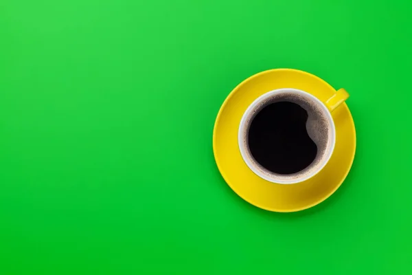 Taza de café amarillo sobre fondo verde — Foto de Stock