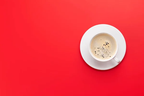 Taza de café sobre fondo rojo — Foto de Stock