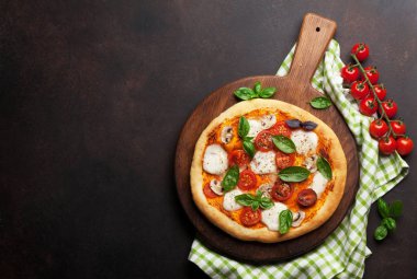 Domates, mozzarella ve fesleğen ile İtalyan pizza