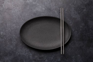 boş levha ve yemek çubukları