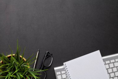 Malzemeleri ve bilgisayar ile ofis masası