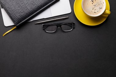 Kahve, malzeme ve bilgisayar ile ofis çalışma alanı