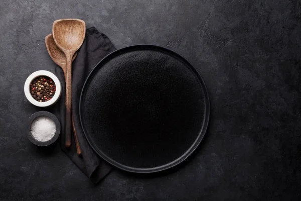 Cozinhar utensílios de madeira e prato vazio — Fotografia de Stock