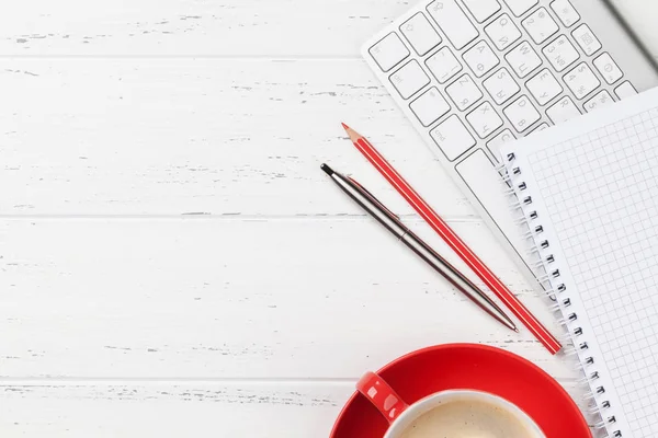 Büroarbeitsplatz mit Kaffee, Vorräten und Computer — Stockfoto