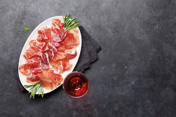 Jamon espagnol, jambon de crudo prosciutto, salami italien — Photo