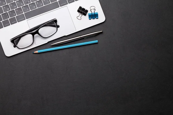 Mesa de escritório com suprimentos e computador — Fotografia de Stock