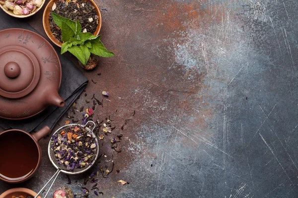 Сухой травяной и фруктовый чай — стоковое фото
