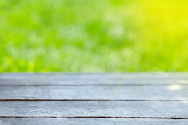 Table en bois vide sur fond naturel bokeh — Photo