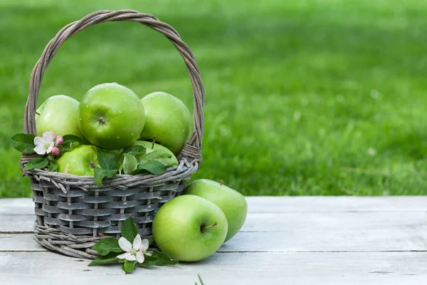 Fresh garden green apples in basket — Stock Photo, Image