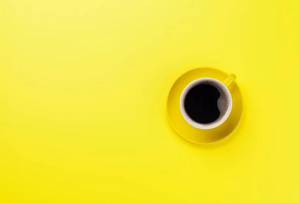 Gul kaffekopp över gul bakgrund — Stockfoto
