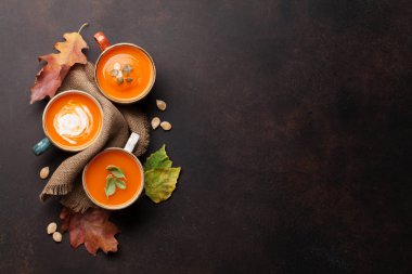 Sonbahar vejetaryen kabak kremaçorbası