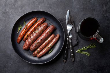 bira ve kızarmış sosis