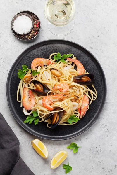 Spaghetti mit Meeresfrüchten und Venusmuscheln und Garnelen — Stockfoto