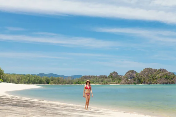 Jovem mulher atraente andando na praia do mar — Fotografia de Stock