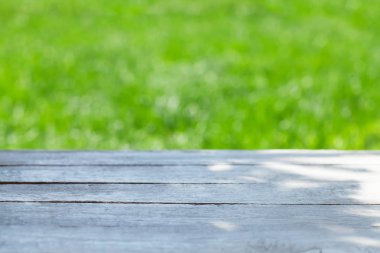 Boş tahta masa üzerinde bokeh doğal arka plan