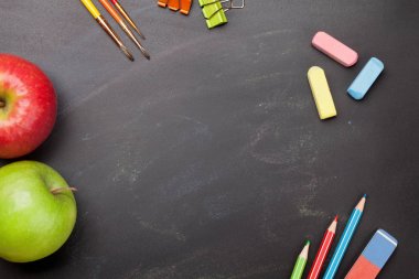 Okul eğitim malzemeleri kavramı