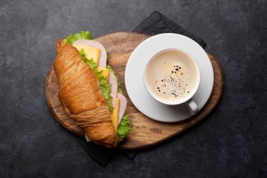 Kahve ve kruvasan sandviç